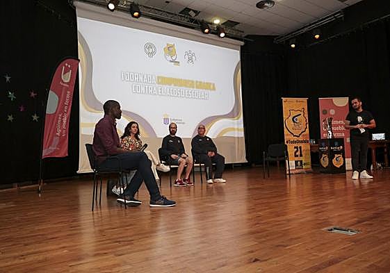 Savané, en primer término, junto al resto de ponentes. A la derecha, Kike Pérez, que condujo el acto.