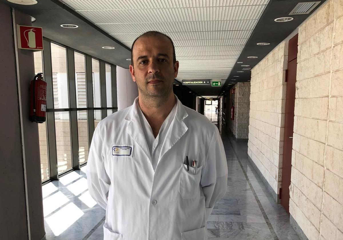 Óscar Sanz, medico internista del hospital Doctor Negrín.