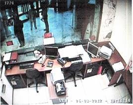 El matrimonio junto al exbanquero aparecen en las imágenes de las cámaras de la oficina el día de la desaparición.