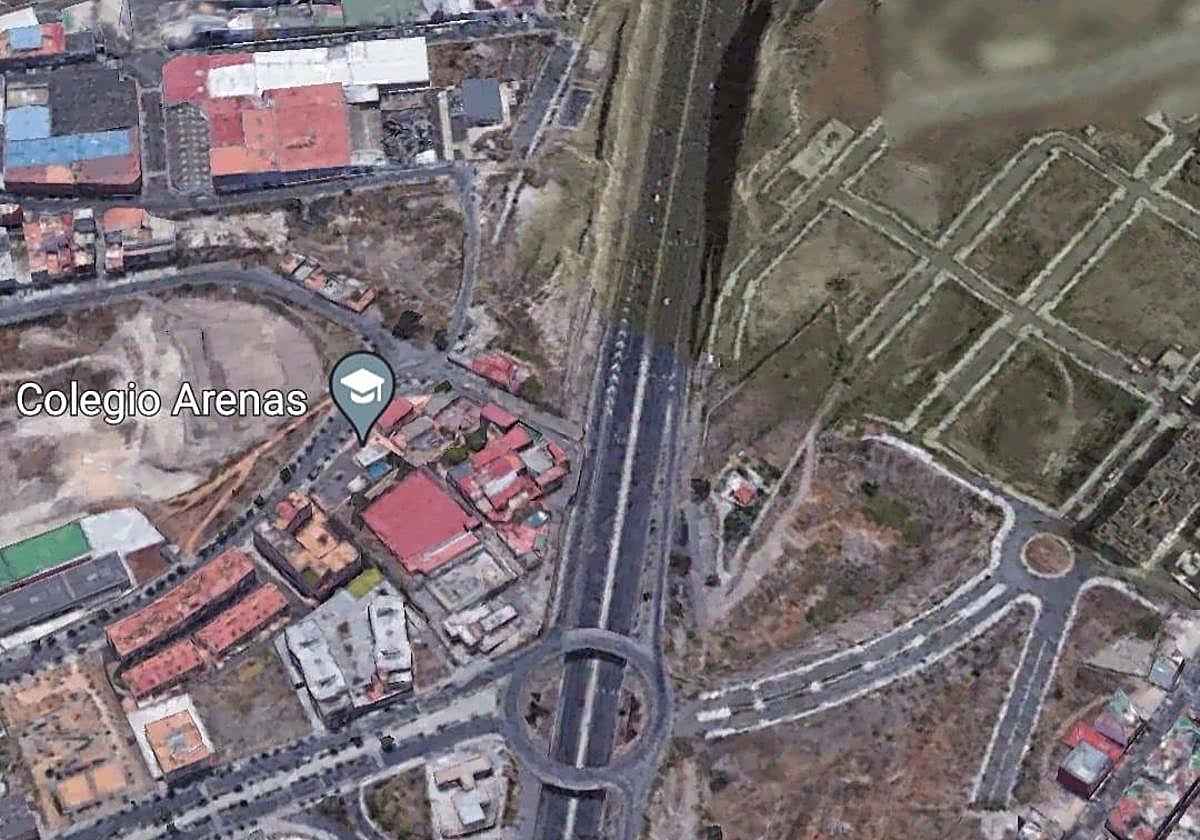 Los vecinos buscan una salida a la GC-3 por esta zona.