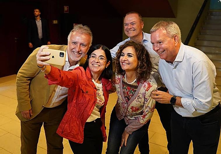 Dirigentes socialistas, durante el mitin de este domingo.