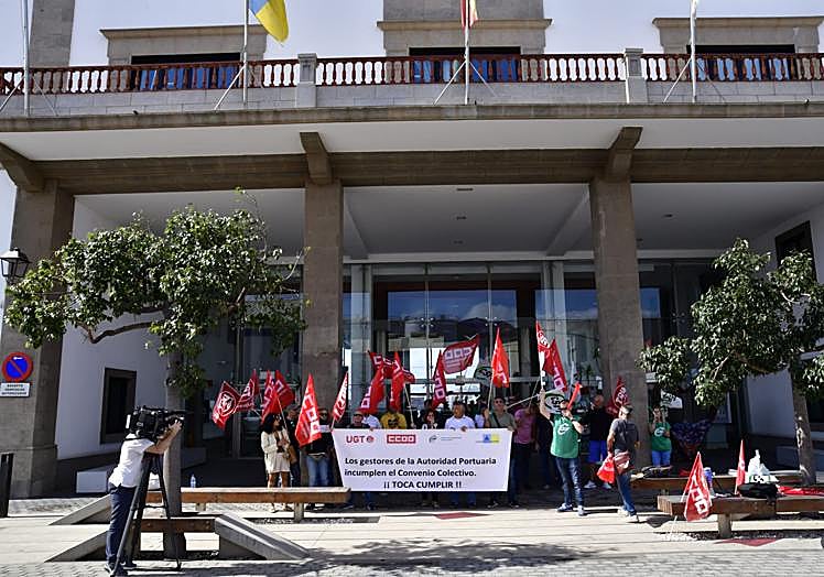 Imagen principal - Los sindicatos de la Autoridad Portuaria de Las Palmas exigen que se aplique el convenio