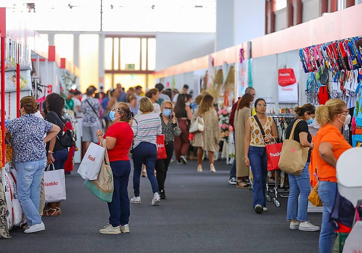 Imagen del público haciendo compras en la última edición de Fisaldo.