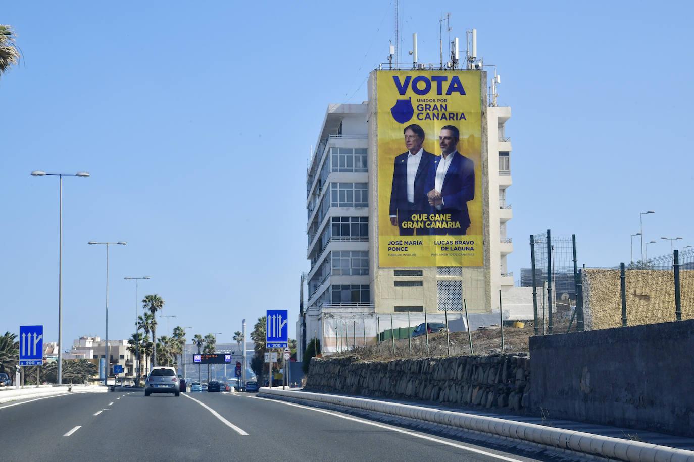 La marea de los carteles electorales inunda Gran Canaria