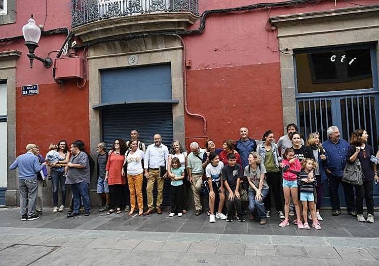 Los participantes momentos antes de entrar al interior del inmueble.