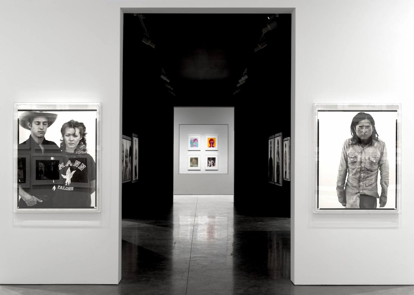 Fotografía cedida por la Galería Gagosian donde se muestran unas obras del fotógrafo Richard Avedon, durante la exposición «Avedon 100», en la sede de la galería en Nueva York (EE.UU.). El fotógrafo neoyorquino Richard Avedon (1923-2004), que cultivó con su cámara géneros fotográficos tan variados como la publicidad para la alta costura o el retrato político, pasando por los derechos civiles en Estados Unidos, cumpliría este lunes 100 años. Tras su muerte, el 30 de septiembre de 2004, El periodista Andy Grundberg lo describía en el obituario que publicó el New York Times como el hombre «cuyas fotografías de moda y sus retratos ayudaron a definir la imagen de estilo, belleza y cultura de Estados Unidos durante el último medio siglo».