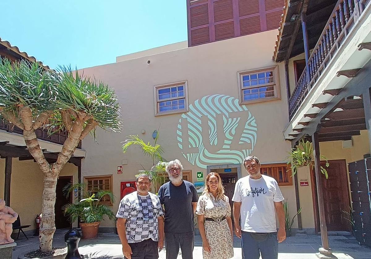 Felo Monzón Brito, Frank González, Guacimara Medina y Tono Cruz, en Telde, con el mural a sus espaldas.