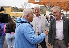 Imagen de Ángel Víctor Torres visitando la isla de El Hierro.