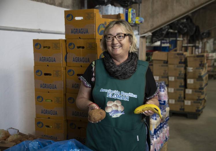 Eloísa Marrero, en el almacén donde conserva los alimentos que luego reparte entre las familias más necesitadas.