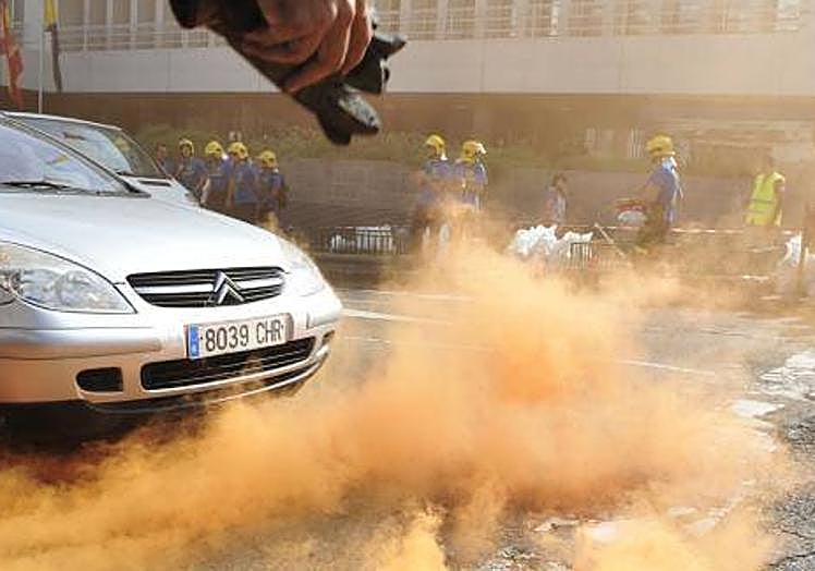 Las protestas de los bomberos del Consorcio Insular suelen ser coloridas y ruidosas.