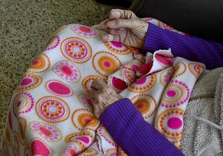 Las manos de una de las usuarias del Hogar de Mayores Monte Blanco, en Tafira Alta.