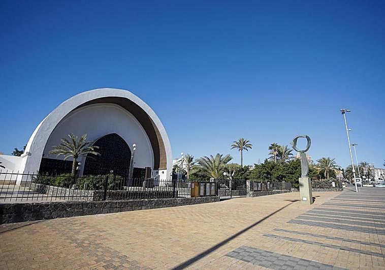 Vista de la fachada del templo en medio de Playa del Inglés.