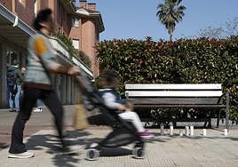 Imagen del banco donde fue asesinada la víctima de Orio (Euskadi), donde la gente ha puesto velas.