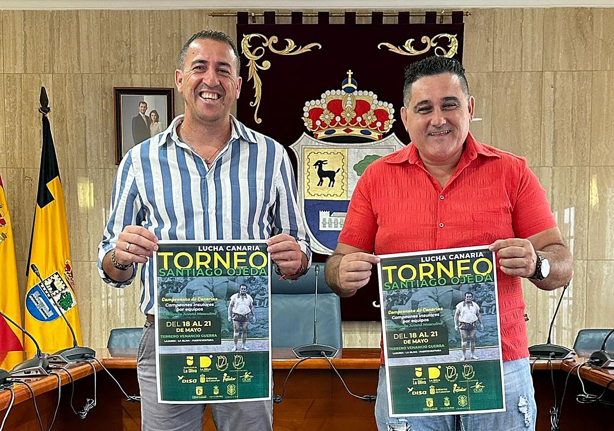 Benítez y Caballero, durante la presentación del acto.