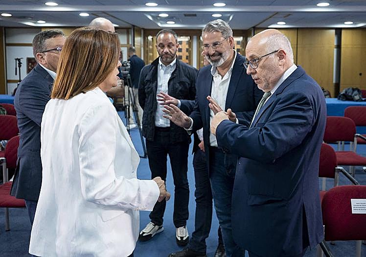 Antonio Morales (d) charla con varios alcaldes de Gran Canaria.