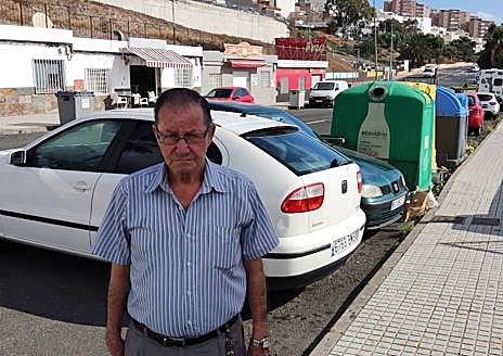 Imagen secundaria 1 - José Moreno, sobre estas líneas. Las otras fotos muestran el lugar donde se deja la basura en Ruperto Chapí. 