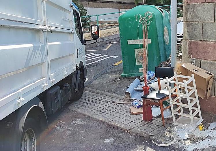 Imagen principal - José Moreno, sobre estas líneas. Las otras fotos muestran el lugar donde se deja la basura en Ruperto Chapí. 