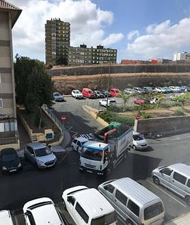 Imagen secundaria 2 - José Moreno, sobre estas líneas. Las otras fotos muestran el lugar donde se deja la basura en Ruperto Chapí. 