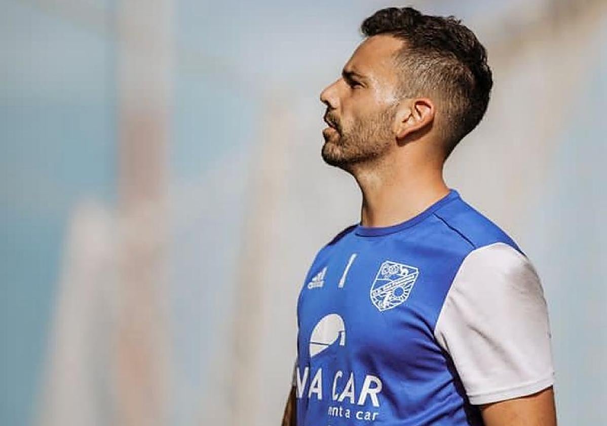 Fermín Alemán, durnate un entrenamiento con la UD San Fernando esta temporada.