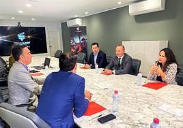 Augusto Hidalgo mantuvo este jueves una reunión con los promotores de Dreamland Studios.