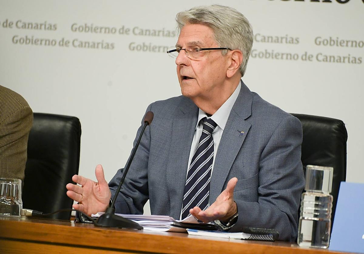 Julio Pérez, portavoz del Ejecutivo canario, en la rueda de prensa posterior al Consejo de Gobierno.