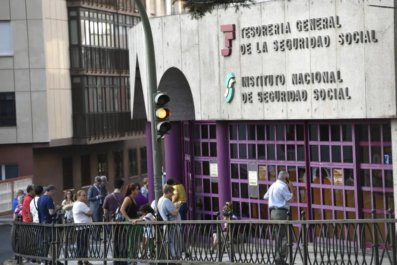 Cola de ciudadanos en las oficinas de la Tesorería de la Seguridad Social de la capital grancanaria a la espera de ser atendidos.