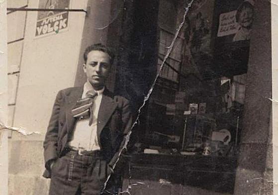 La obra galardonada recrea los últimos días del poeta Domingo López Torres (Santa Cruz de Tenerife, 1907-1937) que fue hecho prisionero por las fuerzas nacionales leales a Franco y tirado al mar dentro de un saco desde un barco-prisión.