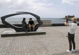 Viajeros ante 'La mirada de César', en la avenida de Arrecife desde febrero de 2022.