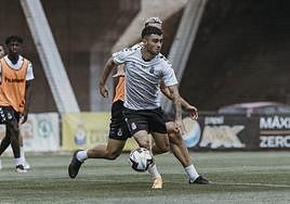 Alberto Moleiro conduce un balón durante el entrenamiento de esta mañana en Barranco Seco.