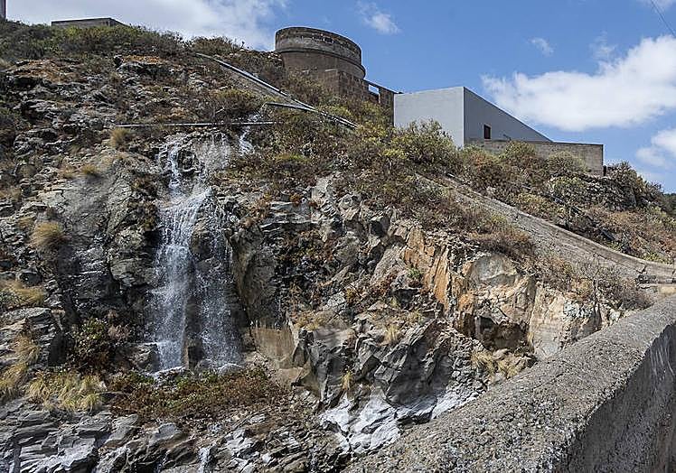 El agua industrial bombeada cae en la presa de Santa María de Guía.