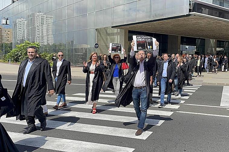 Decenas de abogados se concentraron en la mañana de este viernes en la puerta de la Ciudad de la Justicia, en la capital grancanaria.