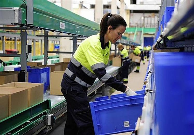 Una mujer en su puesto de trabajo.
