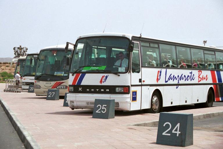 Imagen de archivo de unas guaguas turísticas en el aeropuerto de Lanzarote.