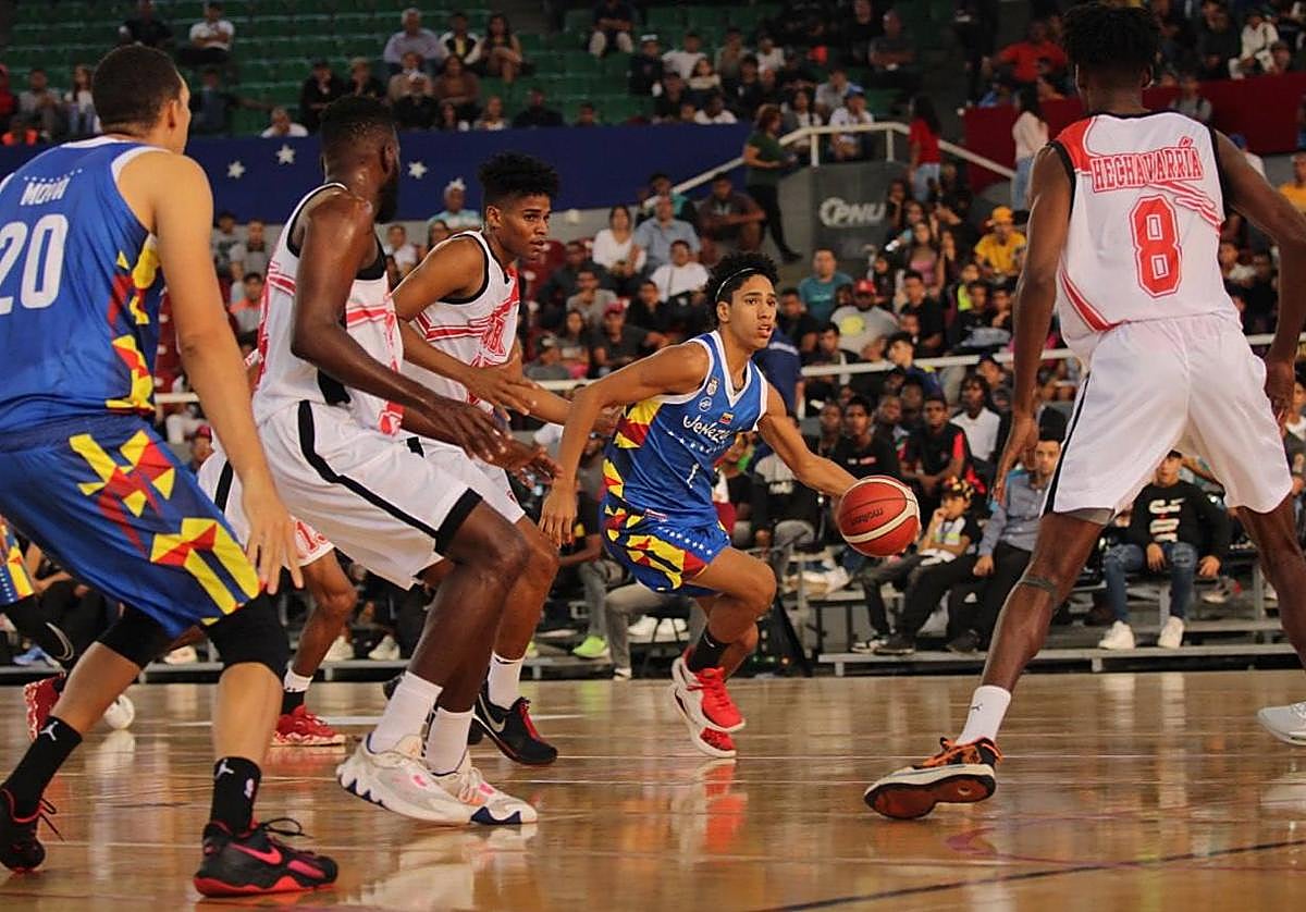 Edson Tovar domina el balón.