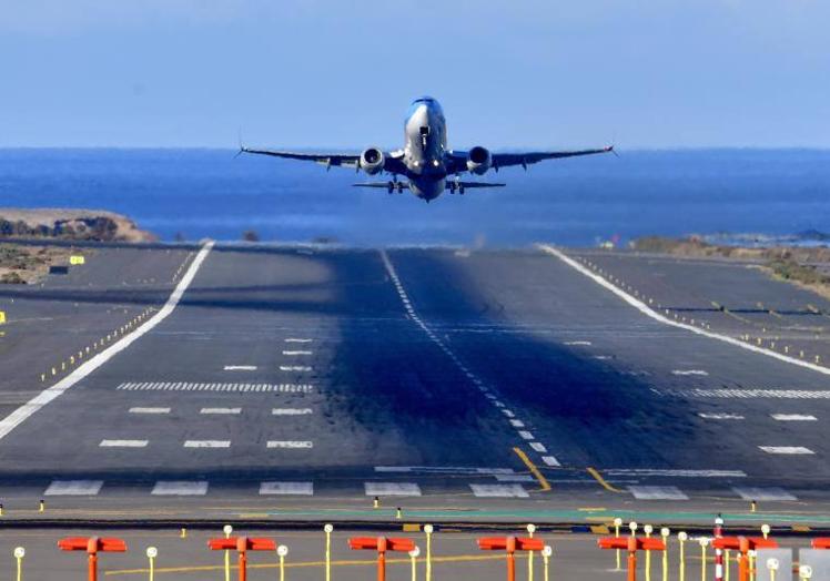 Image of a plane taking off from Gran Canaria airport.