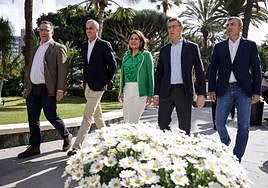 Feijóo, segundo por la derecha, el día en que vino a presentar a la candidata del PP a la alcaldía de la capital de la isla, Jimena Delgado, a su lado.