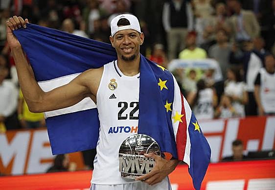 Tavares posa con el trofeo de MVP y la bandera de Cabo Verde.