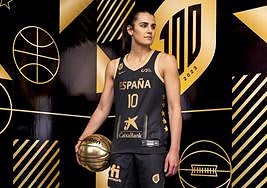 La jugadora agüimense posa con la camiseta del Centenario de la Federación Española de Baloncesto.