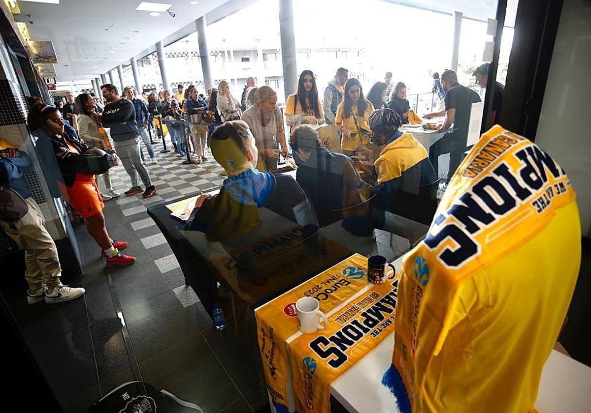 Colas para conseguir la rúbrica del Granca