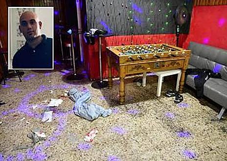 Imagen secundaria 1 - Uno de los momentos del entierro (arriba)./ Escenario del crimen y recursos de emergencias trasladados hasta el local (abajo).