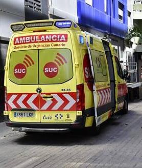 Imagen secundaria 2 - Uno de los momentos del entierro (arriba)./ Escenario del crimen y recursos de emergencias trasladados hasta el local (abajo).