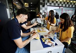 La afición se acercó a sus ídolos.