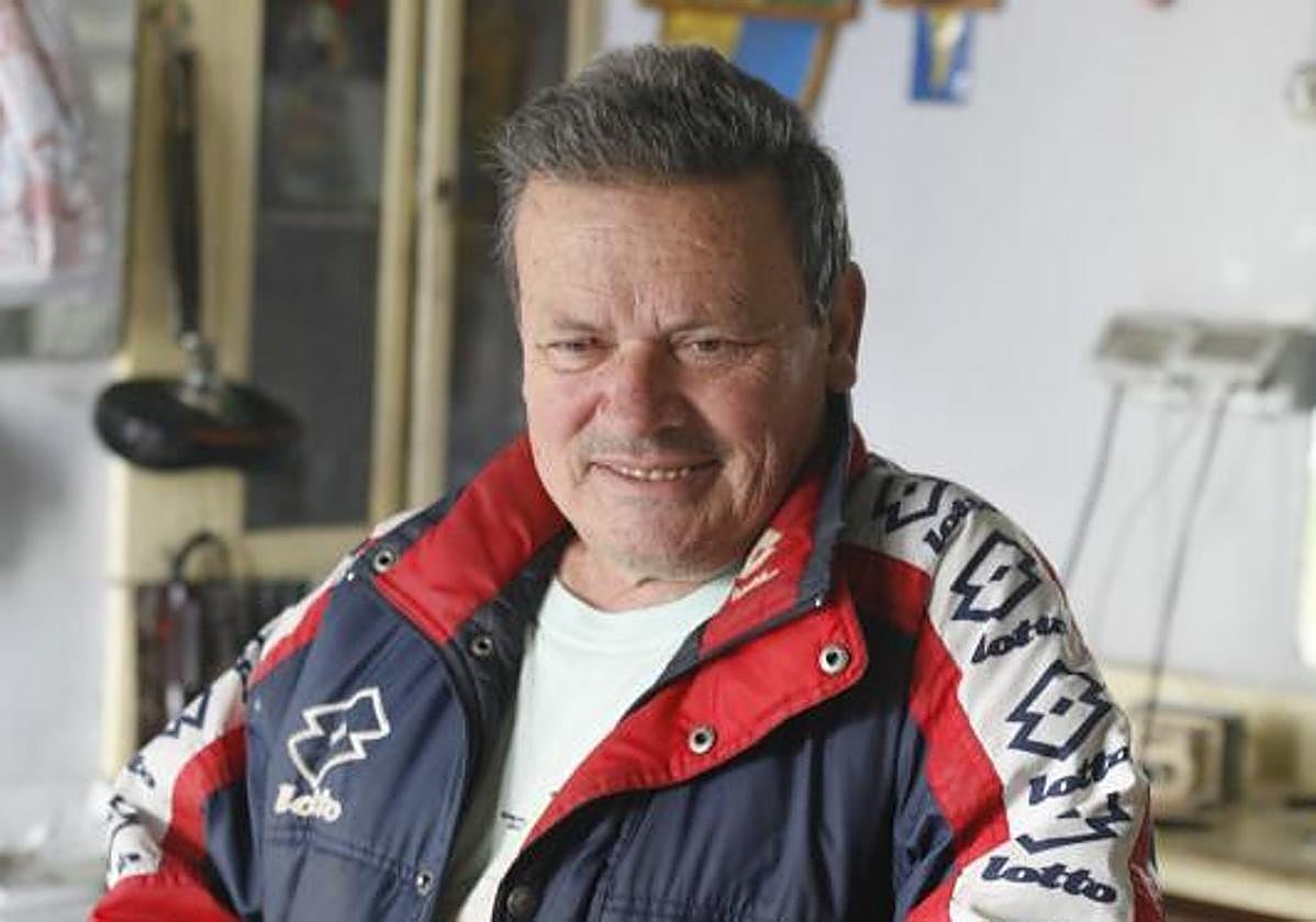 Ladislao Rodríguez Bonilla, antes del cierre de su popular peluquería.