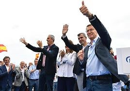 El presidente del PP, Alberto Núñez Feijó, acompañado de los candidatos y candidata del PP de Canarias para las próximas elecciones.