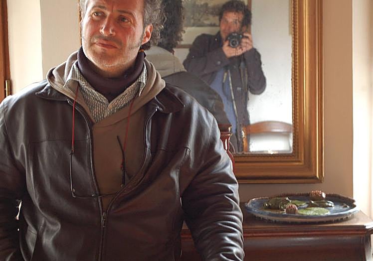 El artista Pedro Déniz y reflejado en el espejo Ayoze O'Shanahan.