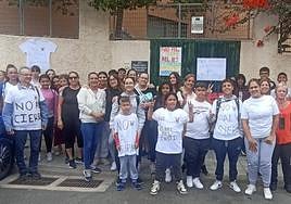 Protesta este martes delante del IES Francisco Hernández Monzón.