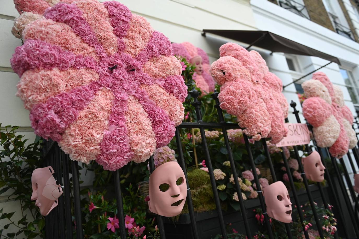 Una exhibición floral en forma de máscaras durante el espectáculo floral 'Chelsea in Bloom' en Londres, Gran Bretaña. El espectáculo de arte floral se exhibe en el área de Chelsea de Londres.