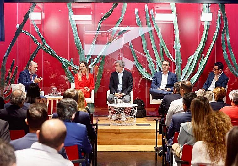 De izquierda a derecha: Francisco Suárez; María Fernández; Fernando Clavijo; Francis Candil; y Pablo Rodríguez