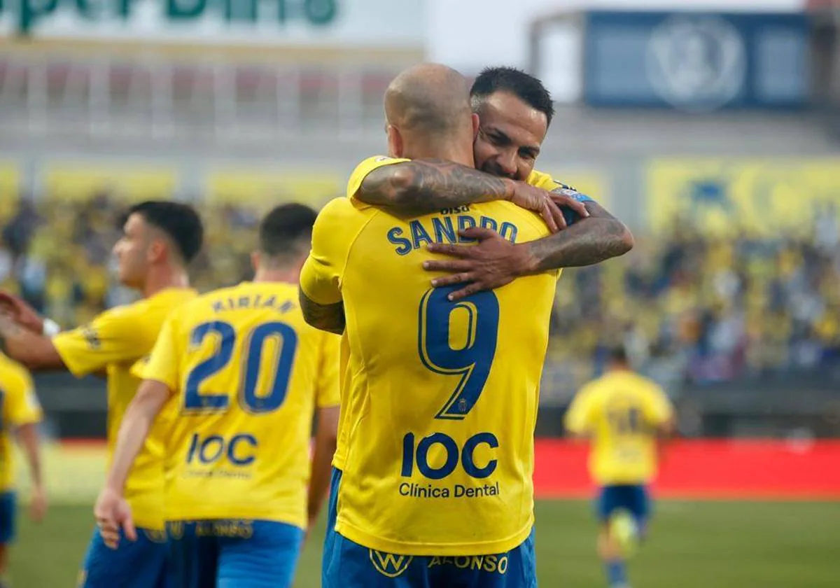 Jonathan Viera y Sandro Ramírez celebran un gol en el Gran Canaria.