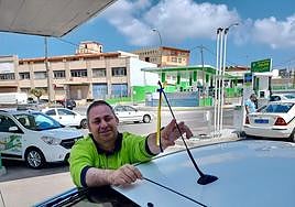 Un taxista coloca la cinta con los colores de la UD.